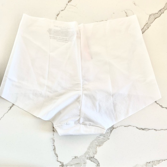 [🌟 PRICE FIRM] VS White No-Show Boyshort Shortie High-Waisted Panty - Picture 4 of 5
